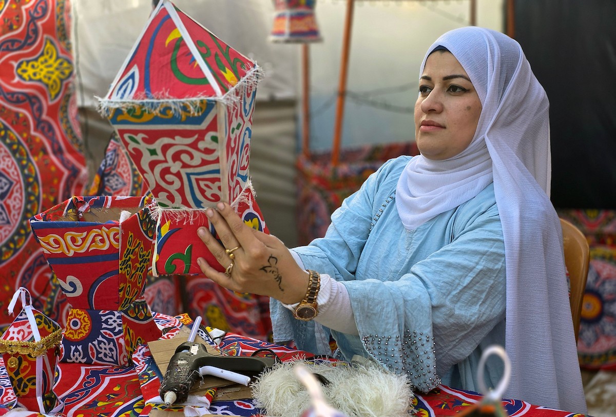 الفلسطينية ريهان شراب تصنع فوانيس رمضان من بقايا صناديق المساعدات في خان يونس جنوب قطاع غزة  8 فبراير/شباط 2026. (صورة: طارق محمد)