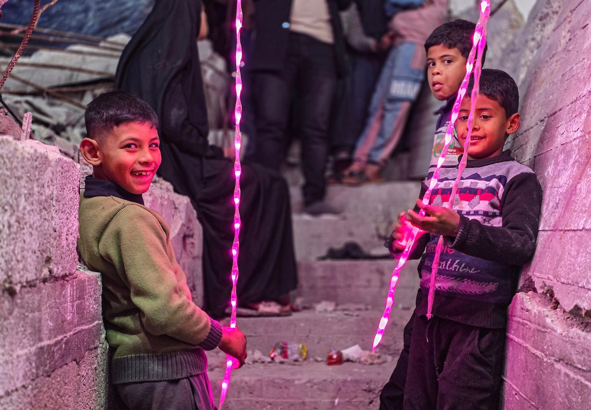 يحتفل الفلسطينيون في خان يونس جنوب قطاع غزة بشهر رمضان المبارك، مستقبلين قدومه بأمل وفرح، في 17 فبراير/شباط 2026. صورة: تامر إبراهيم