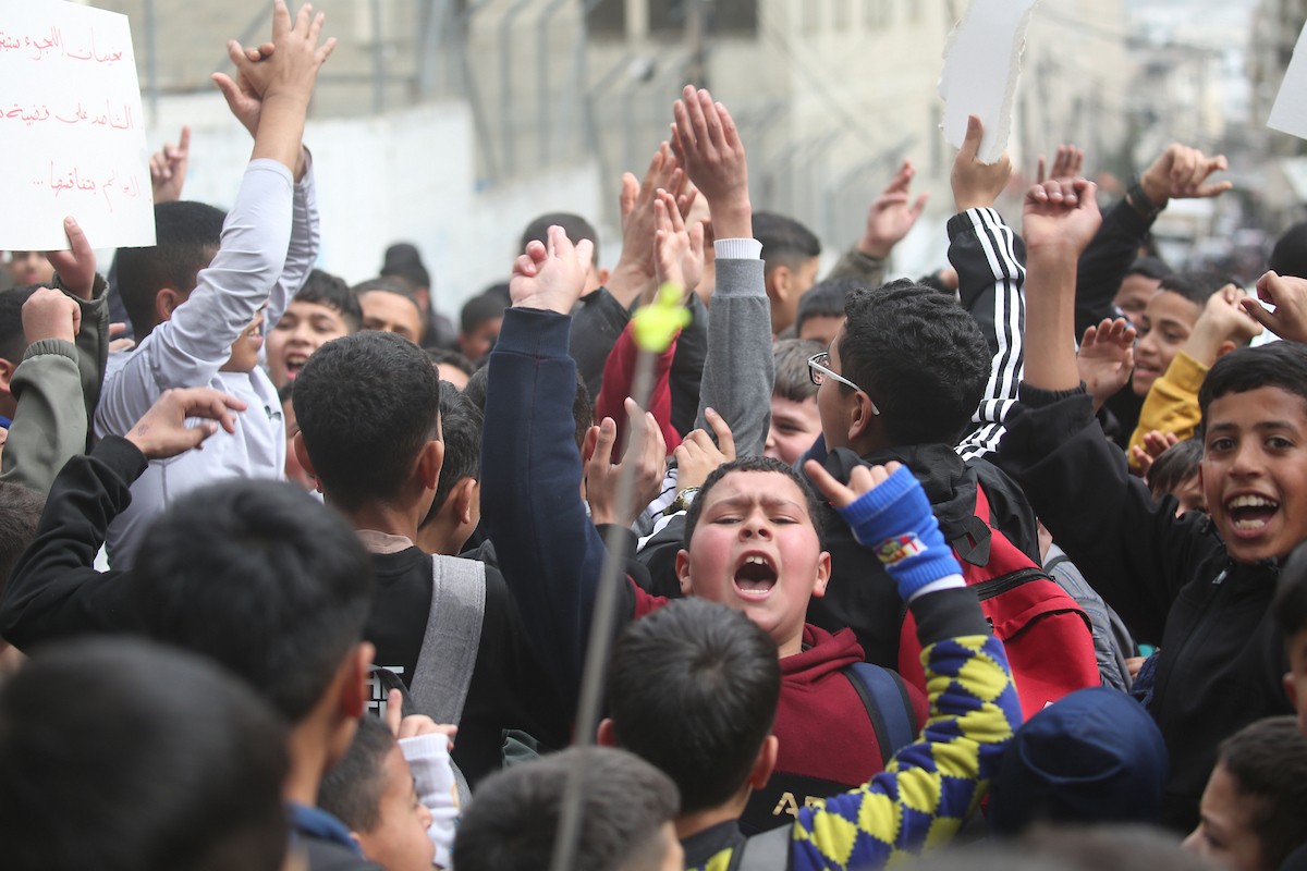 يتظاهر طلاب فلسطينيون من مدارس الأونروا في مخيم بلاطة، شرق نابلس بالضفة الغربية، احتجاجًا على خفض الأونروا للخدمات في مخيمات الضفة، وذلك في 9 فبراير/شباط 2026. (صورة: محمد ناصر)