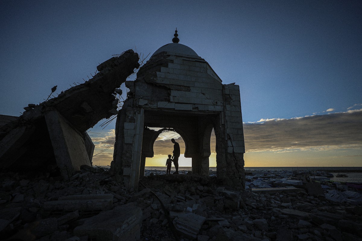 عائلة فلسطينية نازحة من بيت حانون تفطر في ثاني أيام رمضان في خيمة متداعية وسط أنقاض مسجد الحساينة على شاطئ مدينة غزة.19 فبراير/شباط 2026. تصوير: عمر أشتوي