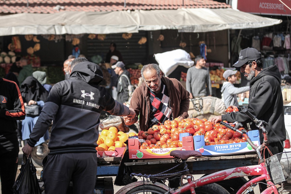 توافد الفلسطينيون بأعداد غفيرة  إلى السوق الشعبي في دير البلح، وسط قطاع غزة، في الأيام التي تسبق شهر رمضان، 12 فبراير/شباط 2026. تصوير: معز صالحي