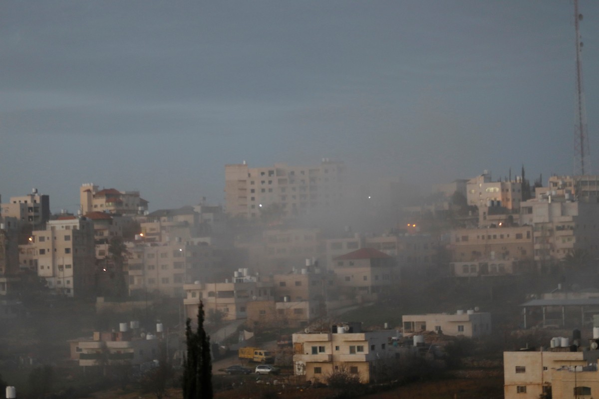 قوات الجيش الإسرائيلي تفجر منزل الشهيد محمود يوسف عابد في بلدة حلحول شمال الخليل، 2 فبراير/شباط 2026. صورة: مأمون وزواز