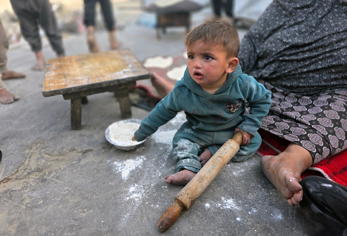 يواجه الفلسطينيون معاناة متفاقمة مع حلول شهر رمضان، وسط تداعيات الحرب المستمرة ، بينما يواصل الجيش الإسرائيلي استهداف النازحين في الخيام قرب 