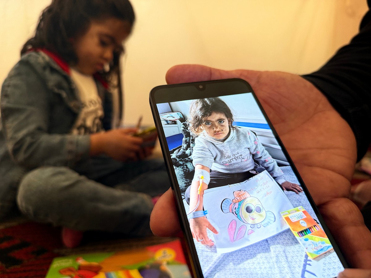 الطفلة الفلسطينية مريم دياب، 5 سنوات، تعيش مع عائلتها داخل خيمة للنازحين أسفل منزل مدمر جراء القصف في حي النصر بمدينة غزة. تعاني مريم من فشل نخاع العظم ونقص حاد في الصفائح الدموية، وهي تنتظر نقلها إلى الخارج لإجراء عملية زرع نخاع عظم قد تنقذ حياتها، 15 فبراير/شباط 2026. تصوير: محمد الأسود.