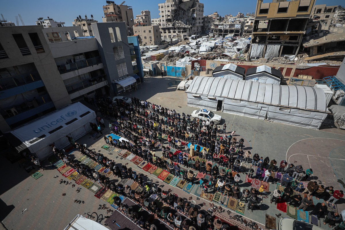 يؤدي المصلون الفلسطينيون صلاة الجمعة خلال شهر رمضان المبارك في مدرسة صلاح الدين، التي حُوِّلت إلى مأوى للفلسطينيين النازحين في ظل الحرب الإسرائيلية الحماسية، بمدينة غزة، يوم الجمعة 20 فبرايرشباط 2026. تصوير عمر أشتوي