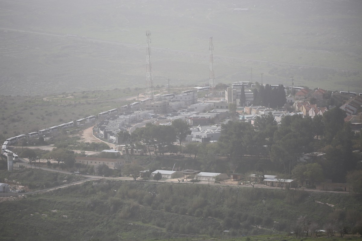 تجمعت حافلات إسرائيلية داخل مستوطنة شافي شومرون لحضور مراسم غرس الأشجار بمناسبة عيد 