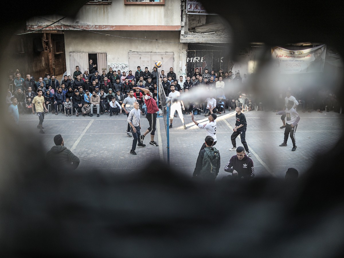 يشارك شبان وأطفال فلسطينيون في مباريات كرة الطائرة ضمن ما يُسمى 