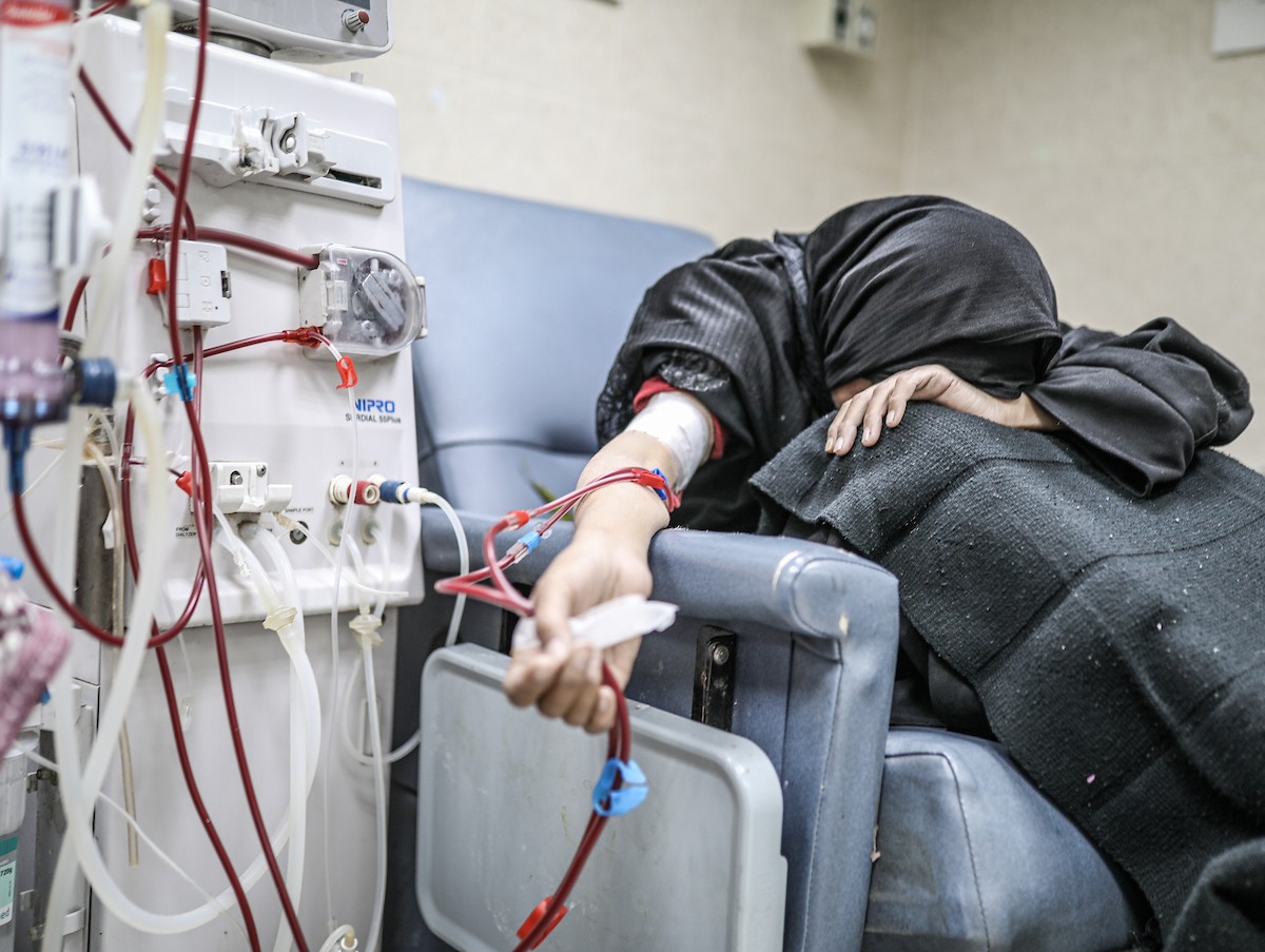 يخضع مرضى فلسطينيون مصابون بالفشل الكلوي لجلسات غسيل الكلى في مستشفى شهداء الأقصى بدير البلح، وسط وانتظار مستمر لفتح معبر رفح لتلقي العلاج خارج قطاع غزة، 1 فبراير/شباط 2026. تصوير: رمزي أبو عامر