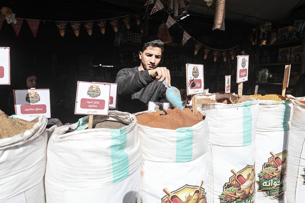 توافد الفلسطينيون بأعداد غفيرة على السوق الشعبي في دير البلح، وسط قطاع غزة، في الأيام التي تسبق شهر رمضان، 12 فبراير/شباط 2026. تصوير: معز صالحي