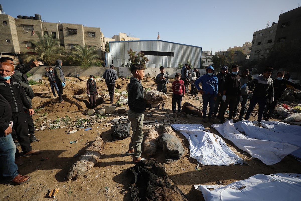 استخراج جثث عشرات الفلسطينيين الذين فقدوا أرواحهم خلال الهجمات الإسرائيلية ودُفنوا مؤقتًا في منطقة النفق بمدينة غزة، تمهيدًا لنقلها إلى المقابر الرسمية، 1 فبراير/شباط 2026. (صورة: عمر أشتوي)