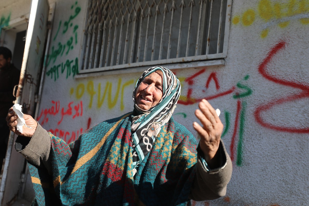 ودّع فلسطينيون جثماني مواطنين اثنين في مستشفى الشفاء بمدينة غزة. وبحسب مصادر عائلية، قُتل الرجلان على يد القوات الإسرائيلية في بيت لاهيا، شمال قطاع غزة، في 24 فبراير/شباط 2026. (صورة: عمر أشتوي)