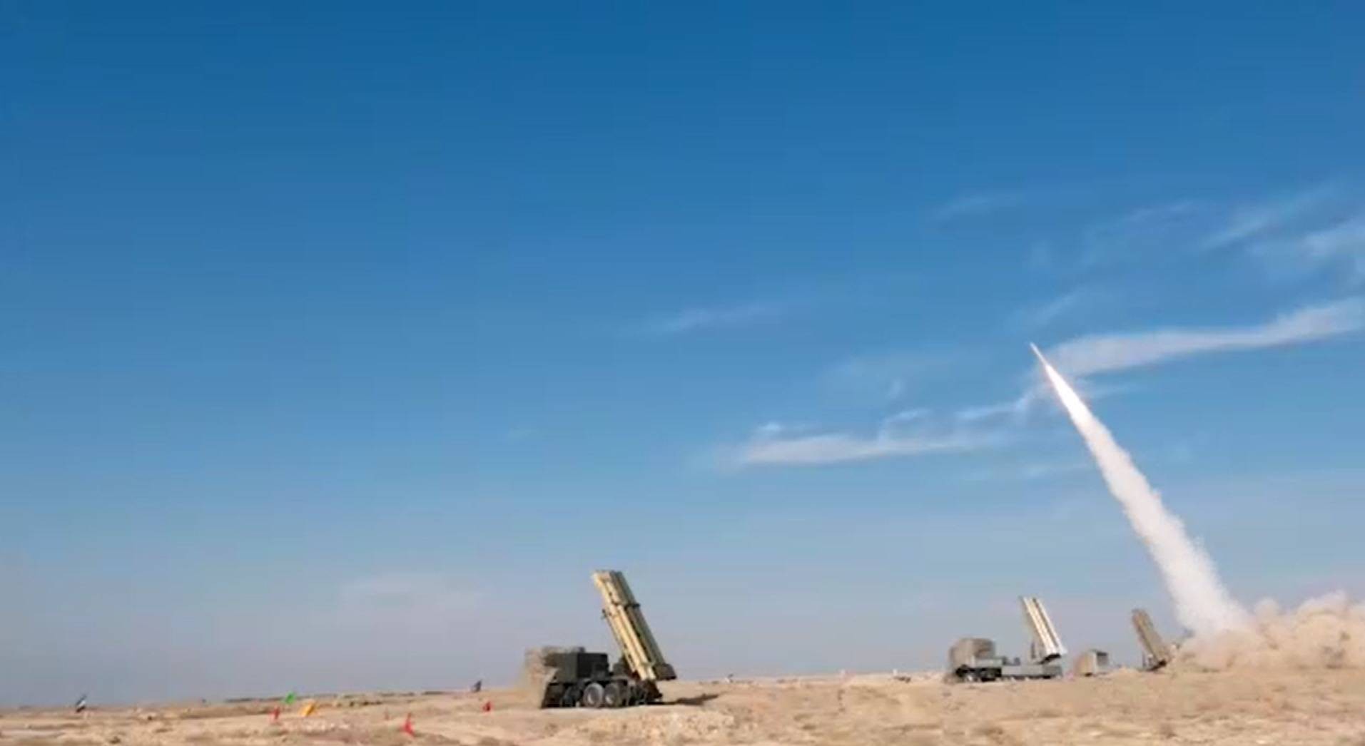 لقطات بثها التلفزيون الرسمي الإيراني من المناورات المنفذة في جنوب البلاد أمس.jpeg