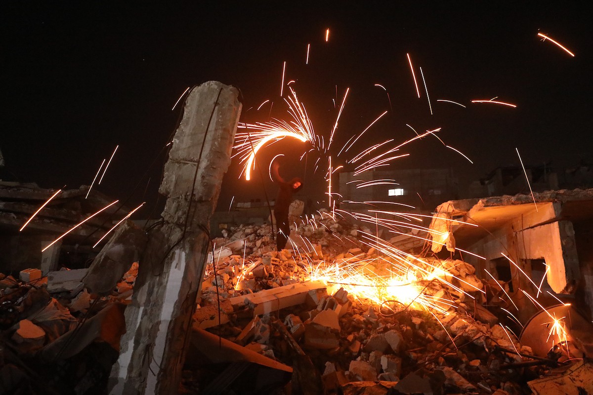 استقبل الفلسطينيون حلول شهر رمضان بفرح واحتفال في مخيم النصيرات للاجئين، بعد عامين من حرب جلبت معاناة هائلة للسكان في قطاع غزة، وسط قطاع غزة، 17 فبراير/شباط 2026. تصوير: معز صالحي