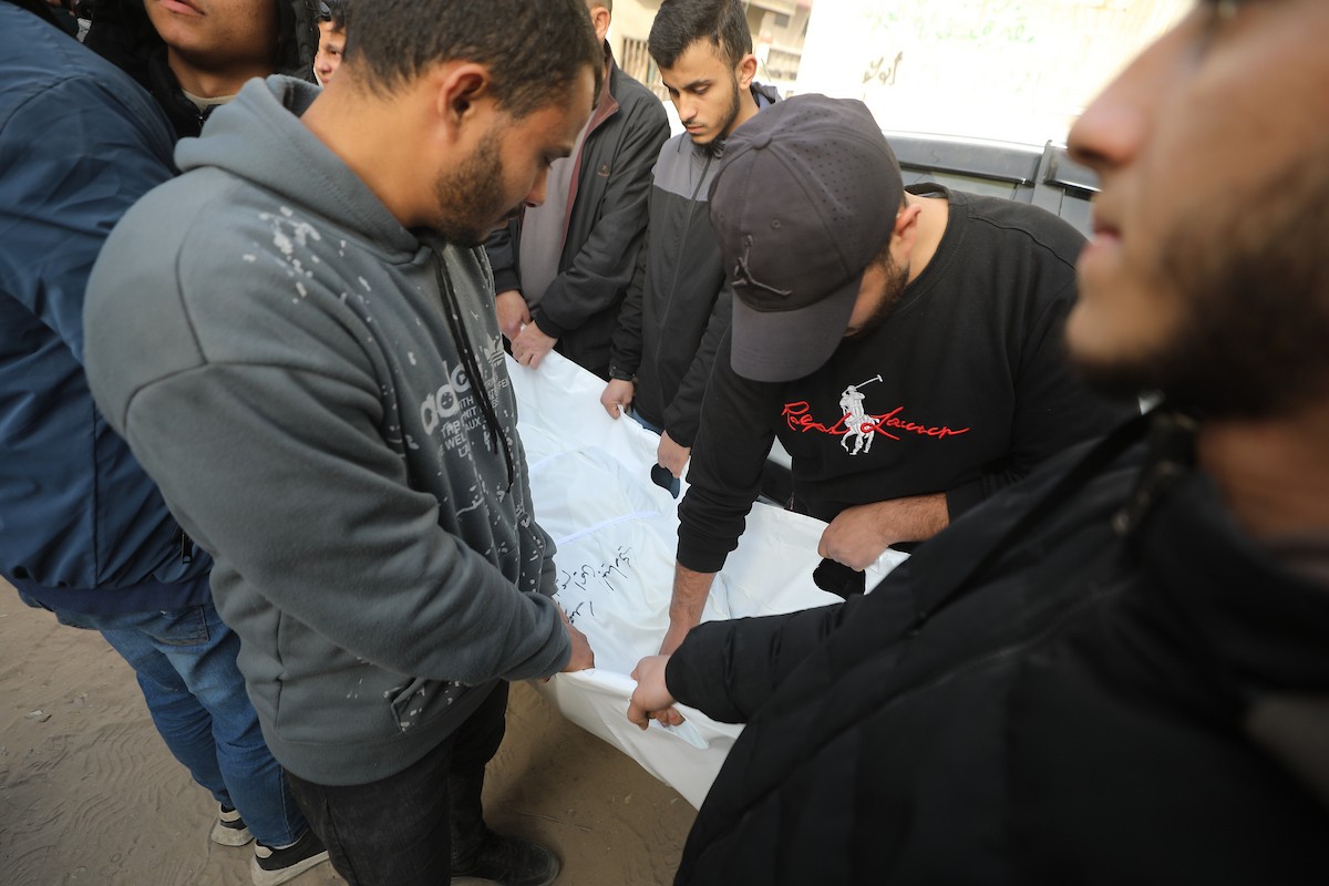 ودّع فلسطينيون جثامين أربعة مواطنين في مستشفى الشفاء بمدينة غزة، سقطوا في غارة إسرائيلية ليلة أمس في جباليا، شمال قطاع غزة. ١٥ فبراير/شباط ٢٠٢٦. صورة: عمر أشتوي