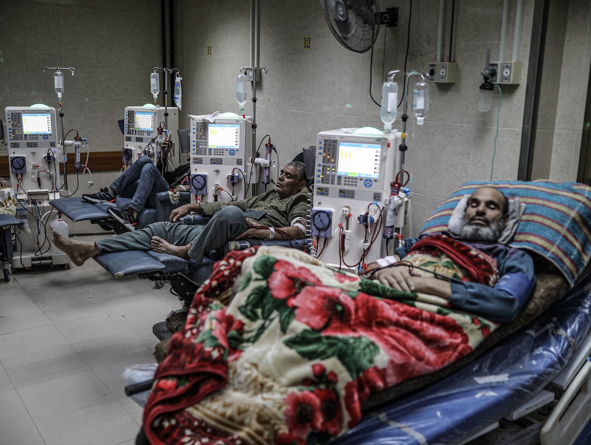 يخضع مرضى فلسطينيون مصابون بالفشل الكلوي لجلسات غسيل الكلى في مستشفى شهداء الأقصى بدير البلح، وسط وانتظار مستمر لفتح معبر رفح لتلقي العلاج خارج قطاع غزة، 1 فبراير/شباط 2026. تصوير: رمزي أبو عامر