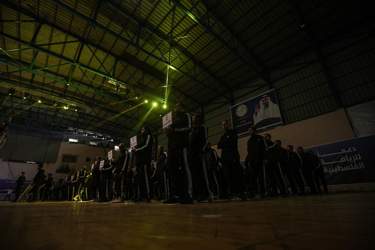 لاعبون فلسطينيون من فريقي النصيرات ورفح يتنافسون خلال مباراة كرة قدم على ملعب نادي خدمات النصيرات، ضمن بطولة غزة الرمضانية، بحضور حشد جماهيري كبير، في مخيم النصيرات بوسط قطاع غزة، بتاريخ 21 فبراير/شباط 2026. تصوير: معز صالحي / apaimages