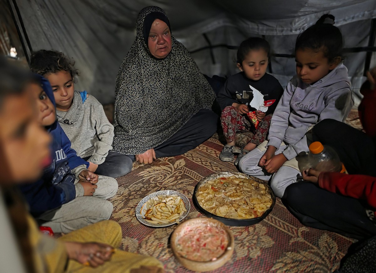 عائلات فلسطينية تُفطر في أول أيام شهر رمضان وسط ظروف معيشية قاسية وخطر دائم قرب ما يُسمى بـ
