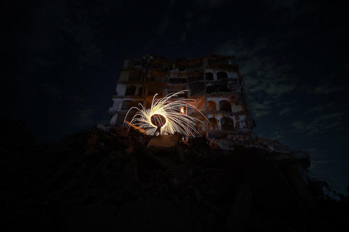 فلسطينيون يُشعلون شرارات من الصوف الفولاذي ( الليف السلكي) خلال شهر رمضان المبارك، وسط أنقاض المباني السكنية التي دُمّرت خلال العدوان الإسرائيلي الذي استمر عامين، في مدينة غزة، 23 فبرايرشباط 2026. صورة عمر أشتوي