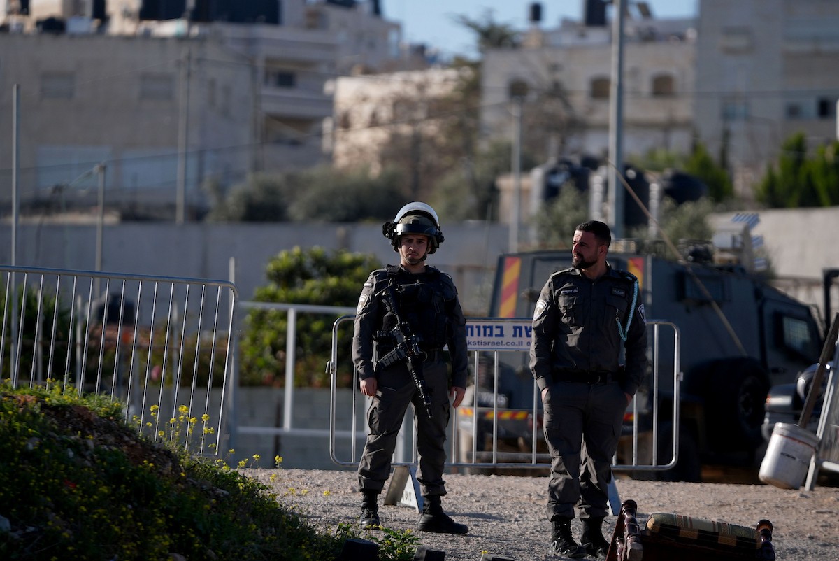 الجيش الإسرائيلي يفرض قيودًا مشددة على وصول الفلسطينيين إلى المسجد الأقصى لأداء أول صلاة جمعة من رمضان عبر حاجز قلنديا الفاصل بين الضفة الغربية والقدس، 20 فبراير/شباط 2026