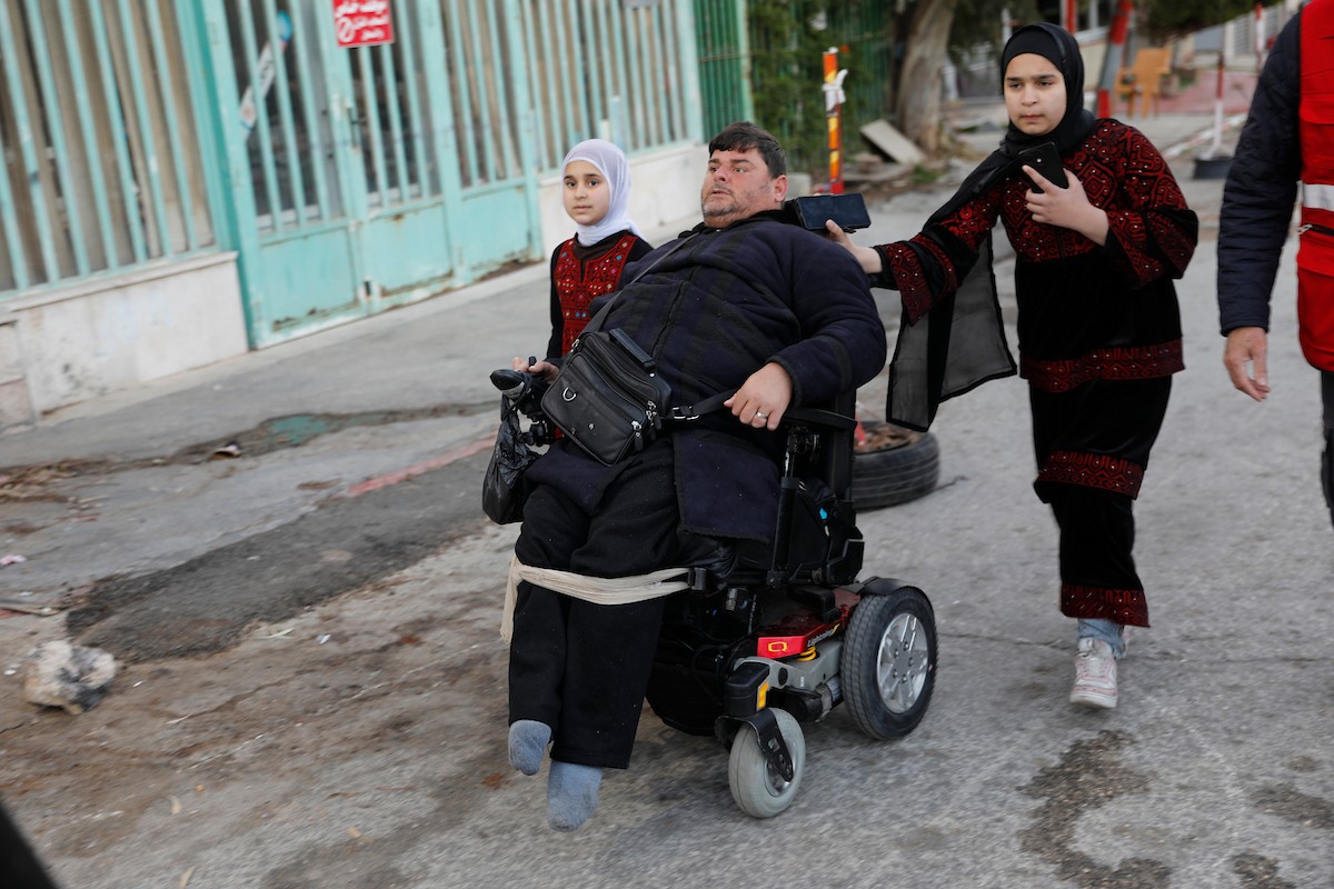 توافد المصلون بكثافة إلى نقطة تفتيش في بيت لحم، متجهين إلى المسجد الأقصى في القدس لأداء صلاتي الجمعة والتراويح، 20 فبراير/شباط 2026. صورة: مأمون وزواز