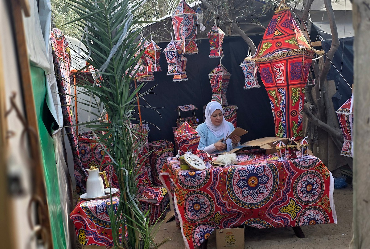 الفلسطينية ريهان شراب تصنع فوانيس رمضان من بقايا صناديق المساعدات في خان يونس جنوب قطاع غزة  8 فبراير/شباط 2026. (صورة: طارق محمد)
