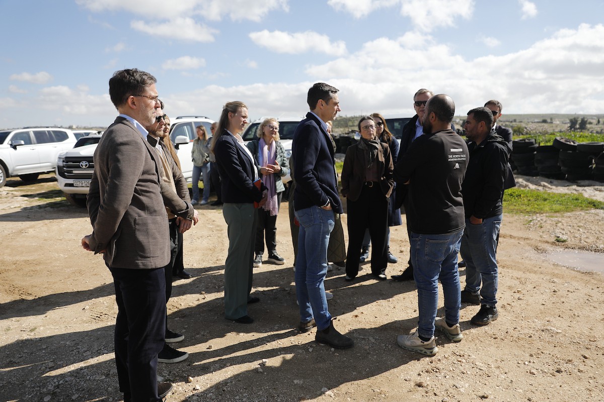 وفد دبلوماسي أوروبي يزور قرية سوسيا، جنوب الخليل، لتقييم الأضرار التي لحقت بالممتلكات الفلسطينية جراء هجمات المستوطنين، 25 فبراير/شباط 2026. تصوير: مأمون وزواز