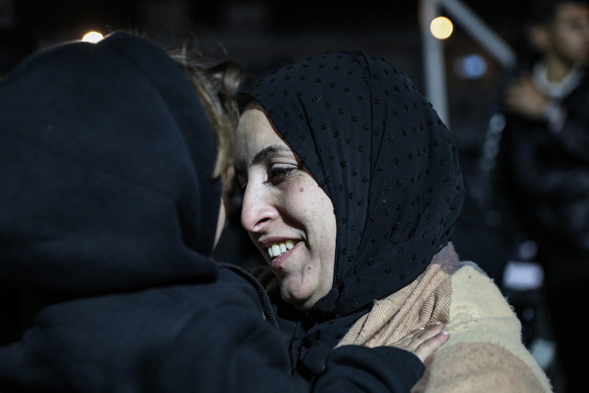 فلسطينيون قادمون من معبر رفح يصلون، في حافلة تحمل شعار الأمم المتحدة، إلى مستشفى ناصر في خان يونس جنوب قطاع غزة، في 2 فبراير/شباط 2026. صورة: عمر أشتوي