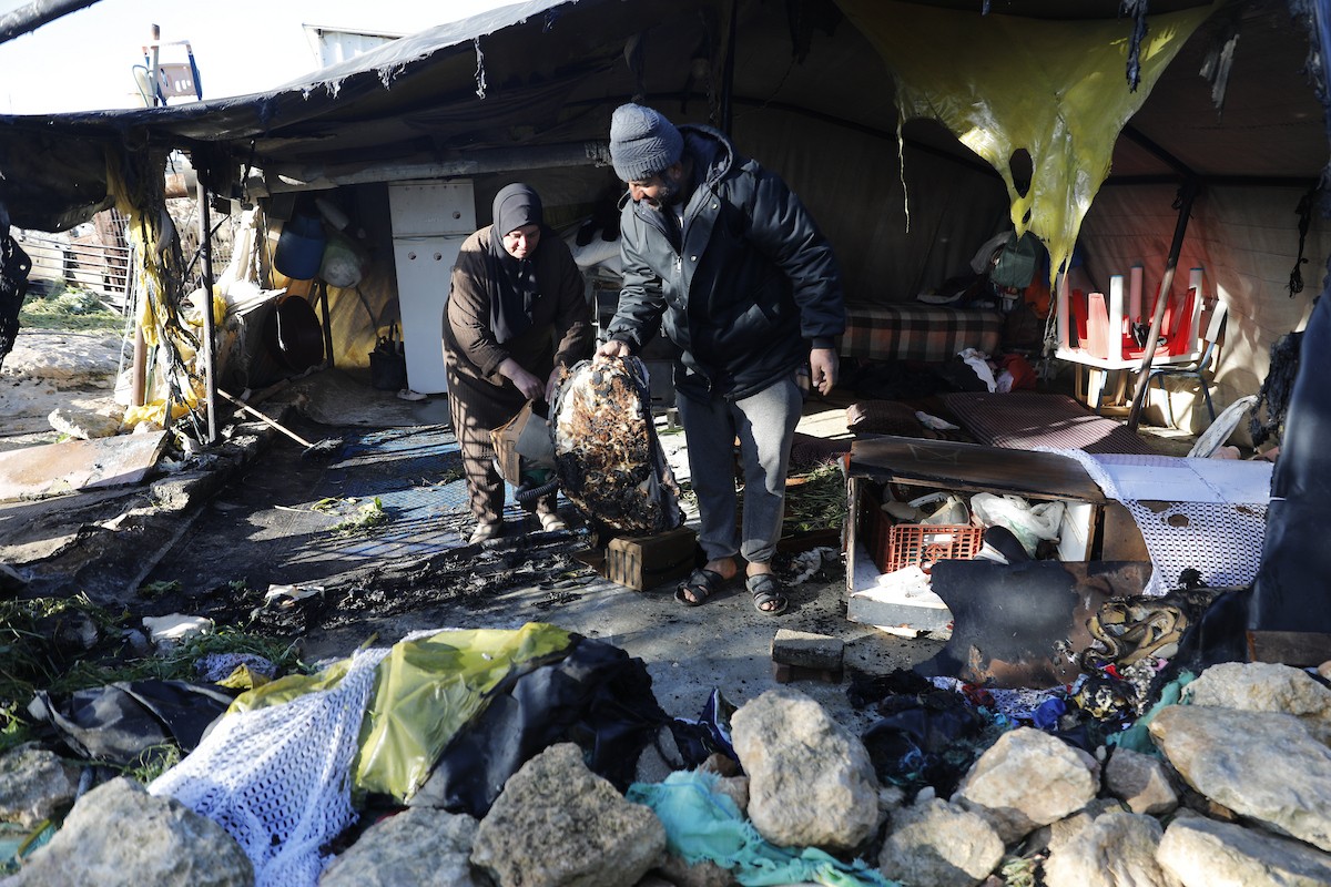 يتفقد فلسطينيون الأضرار التي لحقت بمنازلهم وممتلكاتهم في مستوطنة سوسيا، جنوب الخليل، عقب هجمات شنها مستوطنون يهود الليلة الماضية. الخليل، الضفة الغربية، 25 فبراير/شباط 2026. تصوير: مأمون وزواز