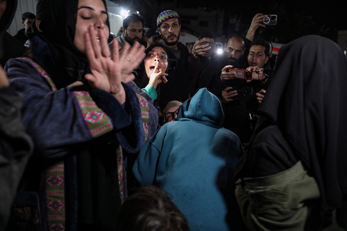 فلسطينيون قادمون من معبر رفح يصلون، في حافلة تحمل شعار الأمم المتحدة، إلى مستشفى ناصر في خان يونس جنوب قطاع غزة، في 2 فبراير/شباط 2026. صورة: عمر أشتوي