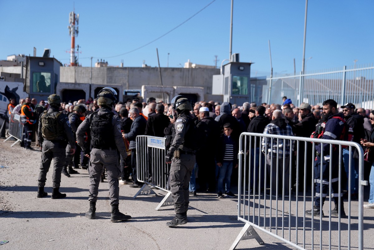 الجيش الإسرائيلي يفرض قيودًا مشددة على وصول الفلسطينيين إلى المسجد الأقصى لأداء أول صلاة جمعة من رمضان عبر حاجز قلنديا الفاصل بين الضفة الغربية والقدس، 20 فبراير/شباط 2026