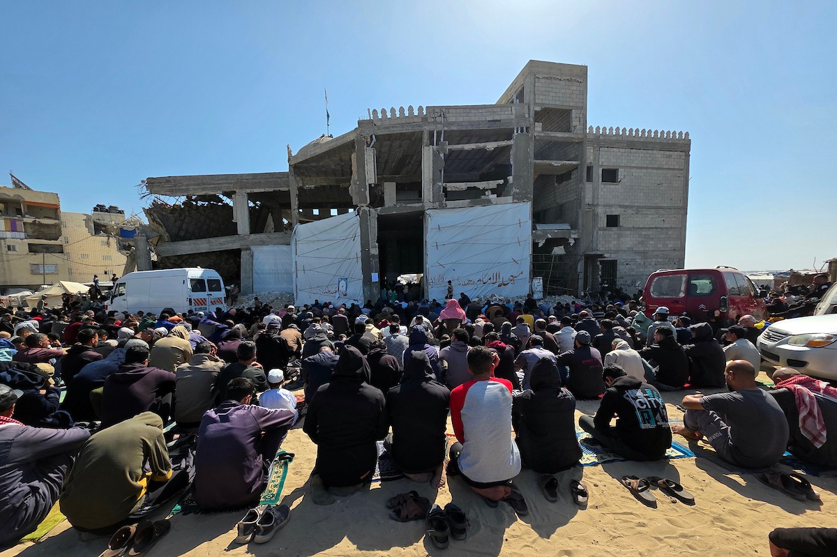 يؤدي الفلسطينيون أول صلاة جمعة من شهر رمضان المبارك وسط أنقاض مسجد الألباني في خان يونس، غزة، في 20 فبراير/شباط 2026. صورة: طارق محمد