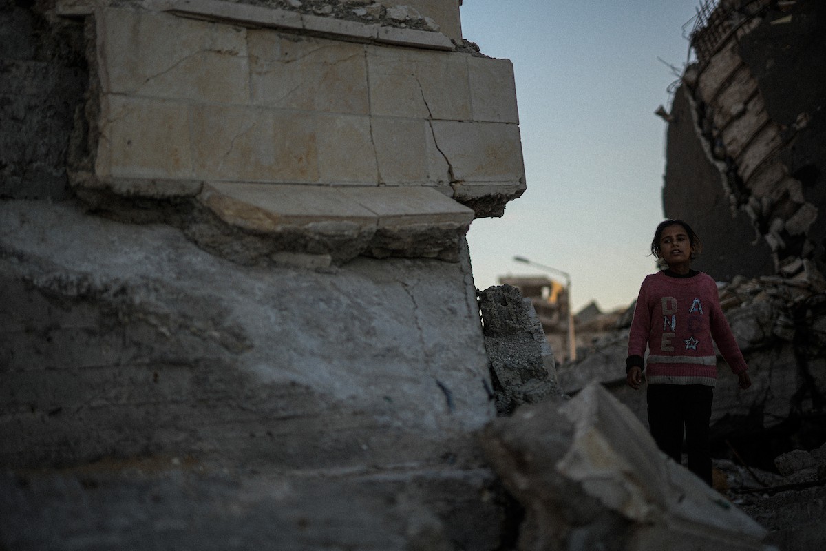 عائلة فلسطينية نازحة من بيت حانون تفطر في ثاني أيام رمضان في خيمة متداعية وسط أنقاض مسجد الحساينة على شاطئ مدينة غزة.19 فبراير/شباط 2026. تصوير: عمر أشتوي
