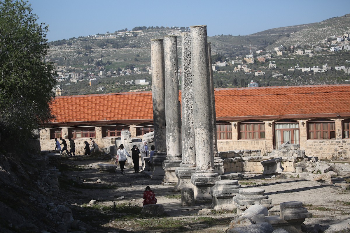 تظهر أعلام إسرائيلية في موقع أثري ببلدة سبسطية، غرب نابلس، في الضفة الغربية المحتلة، بتاريخ 20 فبراير/شباط 2026. تصوير: محمد ناصر