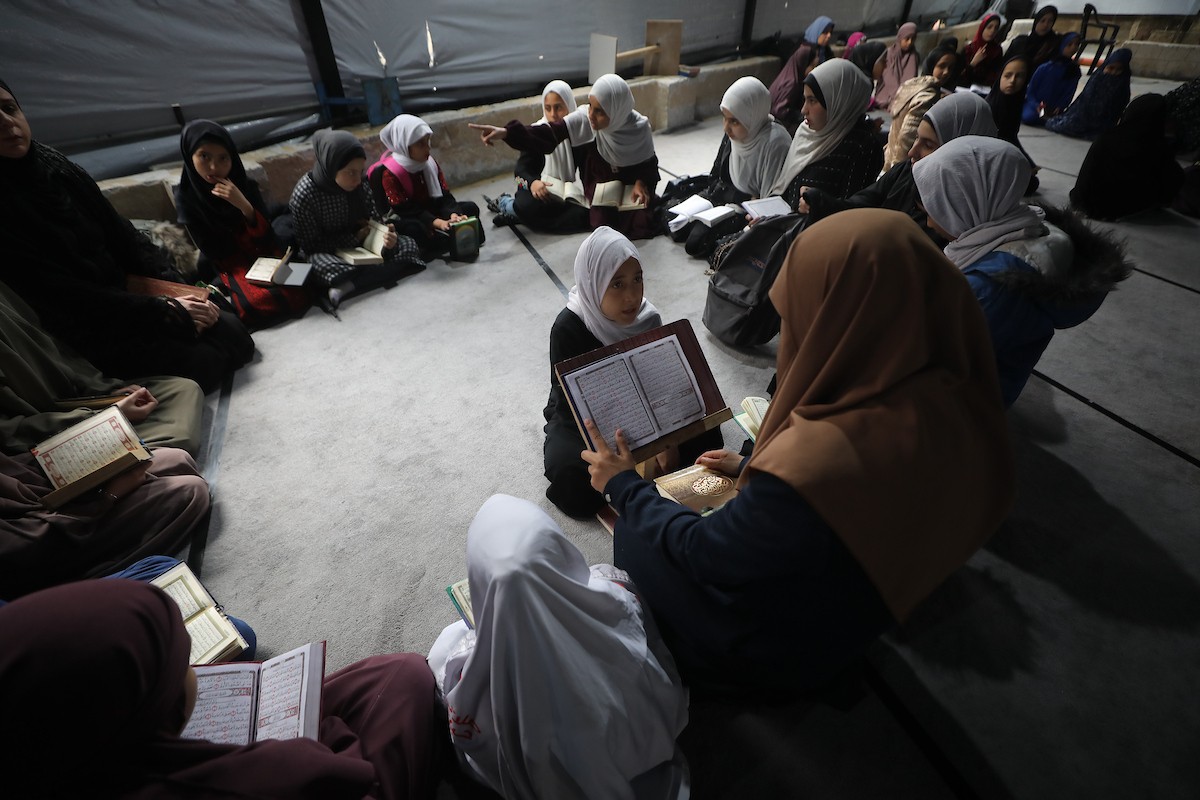 أطفال فلسطينيون يتلون ويحفظون القرآن الكريم داخل الجامع العمري الكبير في مدينة غزة خلال شهر رمضان. وقد تضرر الجامع العمري القديم بشدة جراء الهجمات الإسرائيلية خلال حرب غزة في 26 فبراير/شباط 2026. صورة: عمر أشتوي