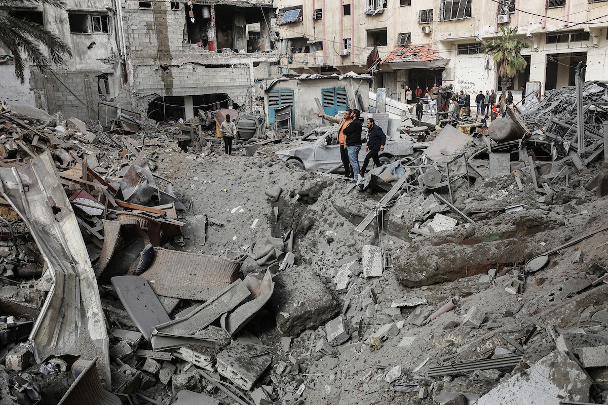 يتفقد فلسطينيون مبنىً متضرراً ومدمراً إلى حد كبير بعد استهدافه من قبل الجيش الإسرائيلي في حي النصر بمدينة غزة، في 31 يناير/كانون الثاني 2026. (صورة: عمر أشتوي)