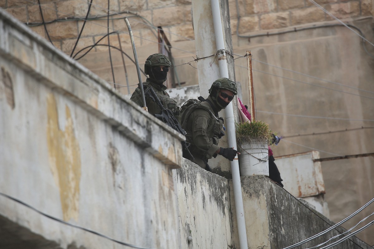 اقتحمت قوات الجيش الإسرائيلي مدينة نابلس، وداهمت العديد من المنازل وسط انتشار واسع النطاق في المنطقة وإطلاق قنابل الغاز المسيل للدموع، مما أسفر عن إصابة عدد من المواطنين بالاختناق. نابلس، الضفة الغربية، 26 فبرايرشباط 2026. صورة محمد ناصر