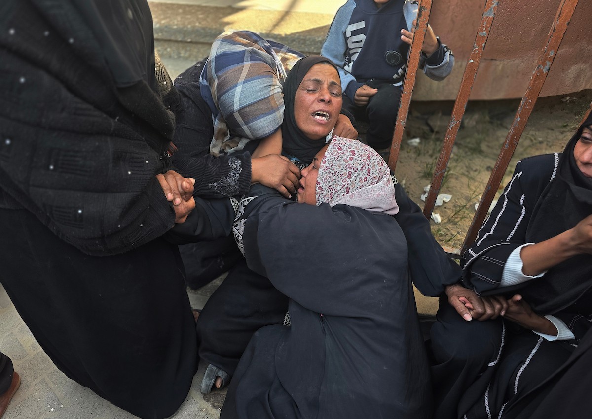 وداع جثمان الطفل إياد أحمد الربيعية (3 أعوام)  في مستشفى ناصر بخان يونس، جنوب قطاع غزة، 2 فبراير/شباط 2026. صورة: طارق محمد