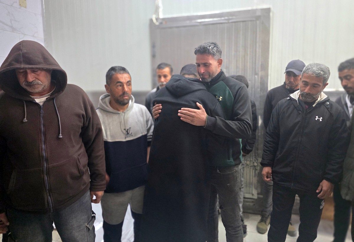 ودّع فلسطينيون جثمان حسن عبد الرحمن اللحام (45 عامًا) في مجمع ناصر الطبي. وقد استشهد بنيران الجيش الإسرائيلي قرب منزله في منطقة قيزانة أبو رشوان، جنوب خان يونس، جنوب قطاع غزة، في 26 فبراير/شباط 2026. (صورة: طارق محمد)