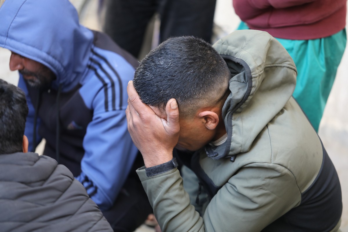 ودّع فلسطينيون جثماني مواطنين اثنين في مستشفى الشفاء بمدينة غزة. استشهد الرجلان في هجوم إسرائيلي استهدف مجموعة من المدنيين قرب حديقة المحطة في شارع يافا، شرق مدينة غزة، في 26 فبراير/شباط 2026. (صورة: عمر أشتوي)