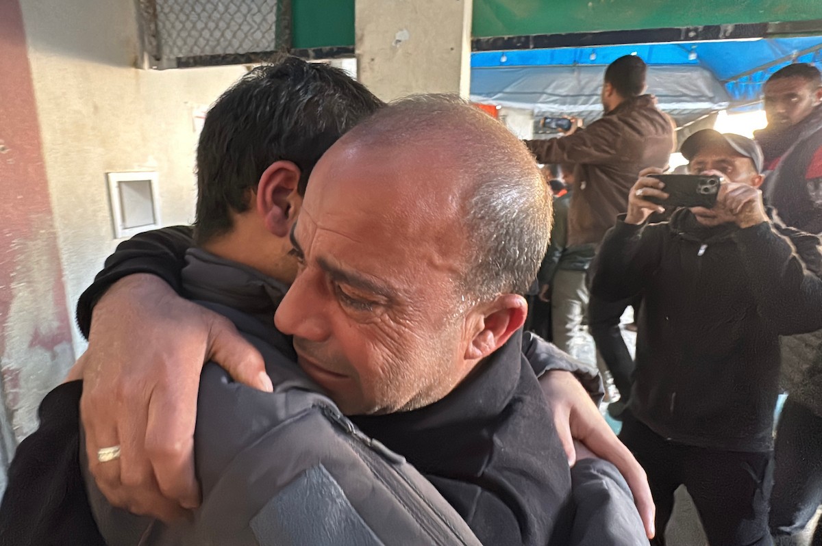 اللجنة الدولية للصليب الأحمر تنقل 8 أسرى فلسطينيين إلى مستشفى شهداء الأقصى في دير البلح، وسط قطاع غزة، بعد إطلاق سراحهم من قبل القوات الإسرائيلية. ١٦ فبراير/شباط ٢٠٢٦. صورة: أحمد إبراهيم