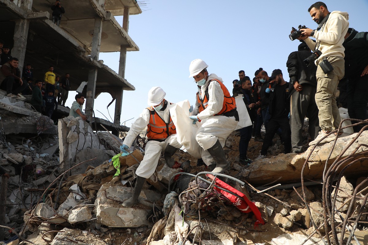 فرق الدفاع المدني التنسيق مع اللجنة الدولية للصليب الأحمر تطلق حملةً لانتشال نحو 67 جثة من عائلة أبو نصر، من تحت أنقاض منزل استهدفه الجيش الإسرائيلي خلال الحرب في بيت لاهيا، شمال قطاع غزة. 15 فبراير/شباط 2026. صورة: عمر أشتوي