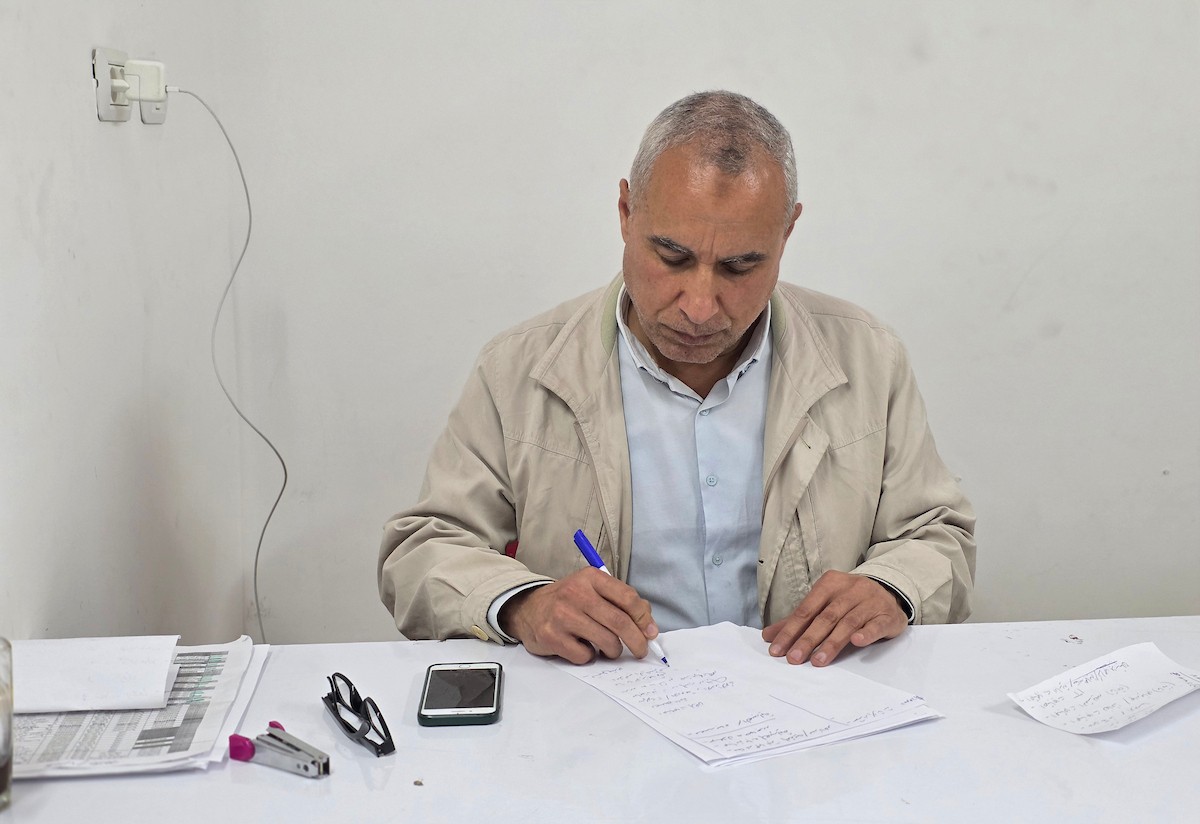 مرضى يتوافدون إلى مجمع ناصر الطبي بخان يونس، جنوب قطاع غزة، للحصول على تحويلات طبية لاستكمال علاجهم خارج القطاع، 1 فبراير/شباط 2026. تصوير: طارق محمد