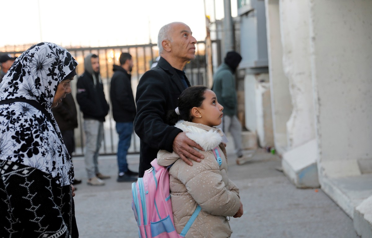 توافد المصلون بكثافة إلى نقطة تفتيش في بيت لحم، متجهين إلى المسجد الأقصى في القدس لأداء صلاتي الجمعة والتراويح، 20 فبراير/شباط 2026. صورة: مأمون وزواز