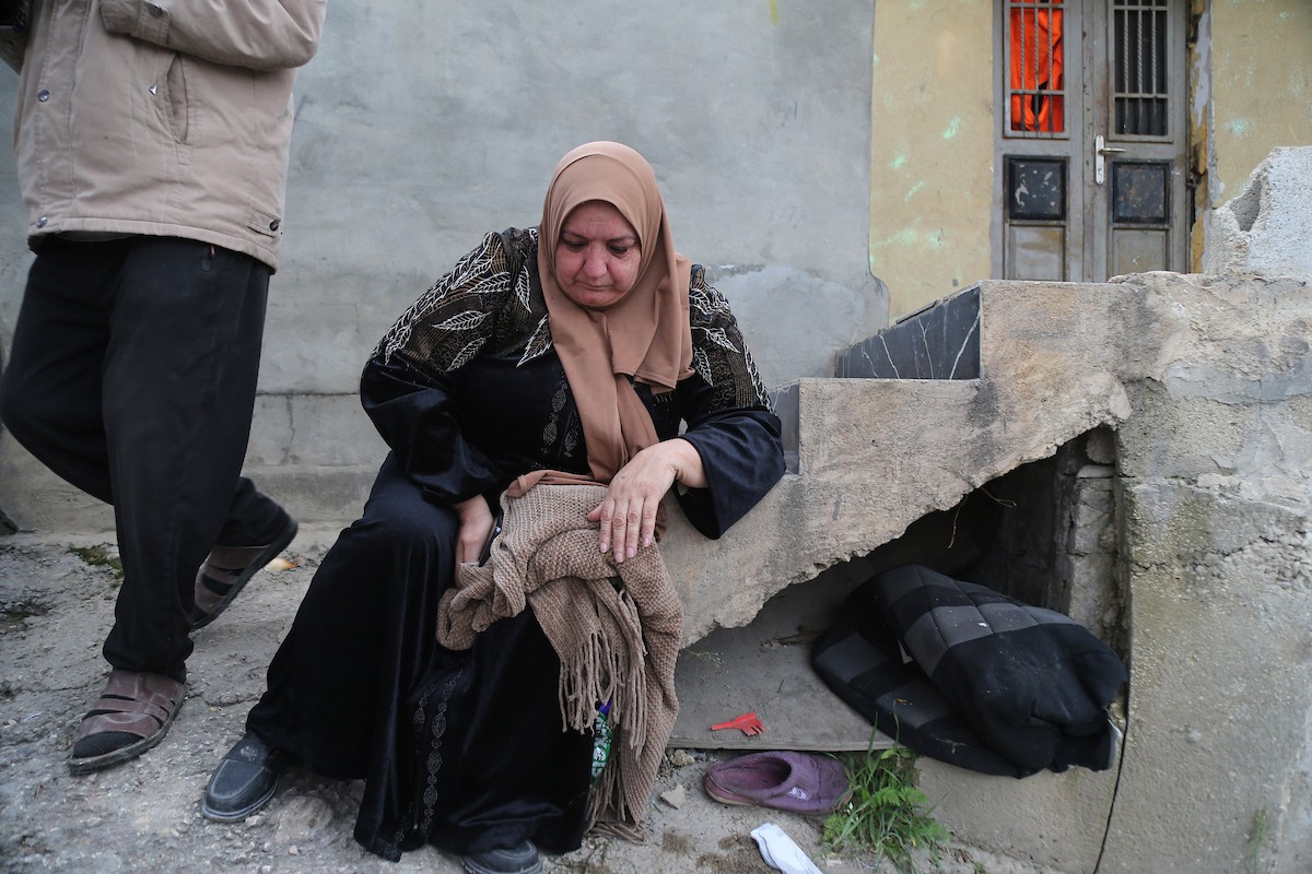 ردود فعل فلسطينية بعد أن هدمت القوات الإسرائيلية منزلاً فلسطينياً من ثلاثة طوابق بحجة عدم وجود رخصة بناء، في بلدة ترقوميا ، شمال غرب الخليل، بالضفة الغربية، في الأول من فبراير/شباط 2026. (صورة: مأمون وزواز)