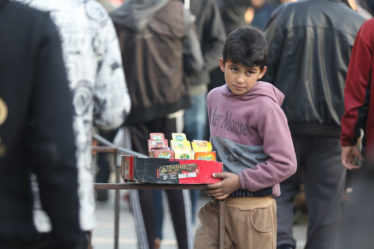 آلاء كريم نازحة في مخيم النصيرات وسط قطاع غزة، تفتح كشكًا لتحضير وبيع القطايف خلال أيام رمضان، في محاولة منها للتغلب على ظروف المعيشة القاسية وإعالة أسرتها بعد أن فقدت منزلها، 19 فبرايرشباط 2026. تصوير رمزي أبو عامر