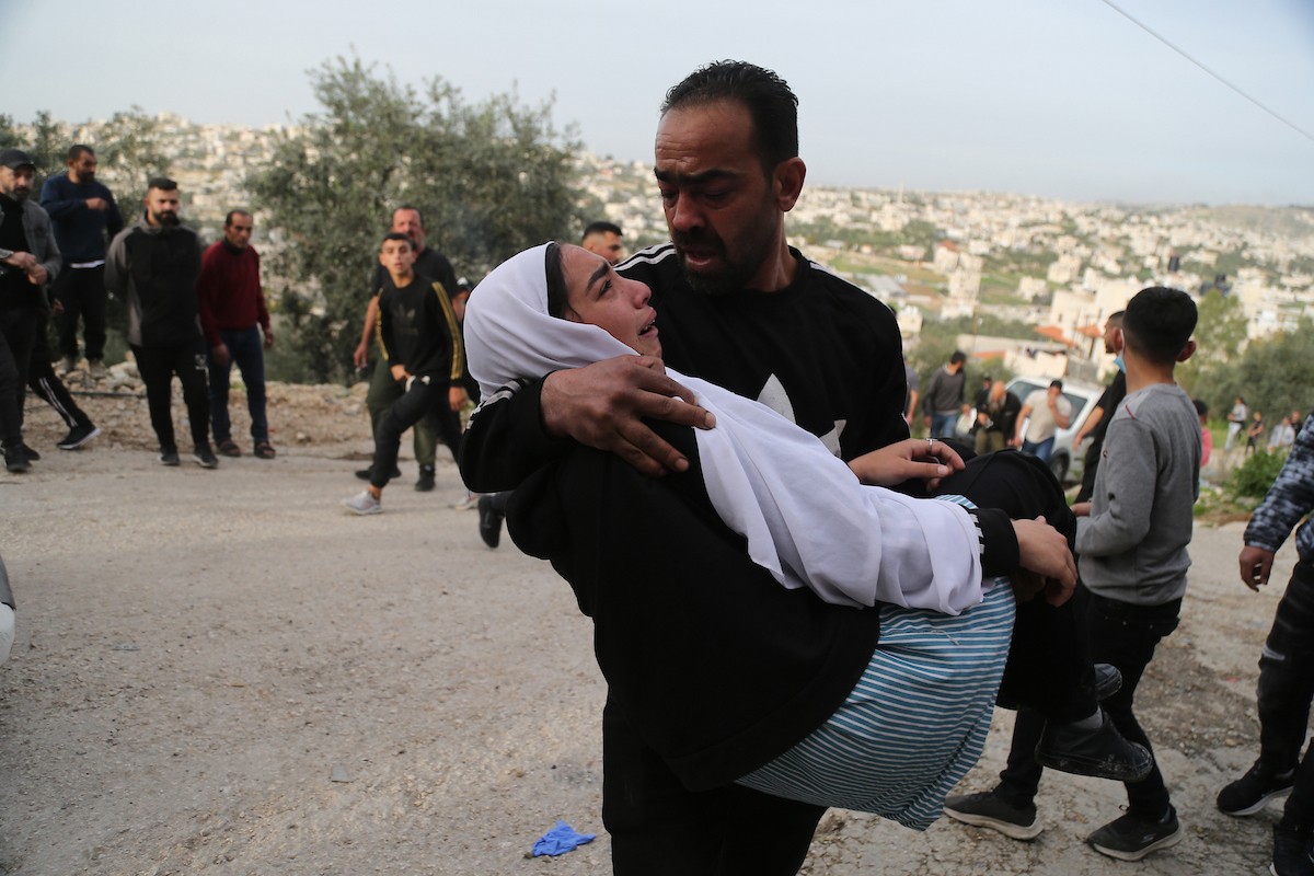 ردود فعل فلسطينية بعد أن هدمت القوات الإسرائيلية منزلاً فلسطينياً من ثلاثة طوابق بحجة عدم وجود رخصة بناء، في بلدة ترقوميا ، شمال غرب الخليل، بالضفة الغربية، في الأول من فبراير/شباط 2026. (صورة: مأمون وزواز)