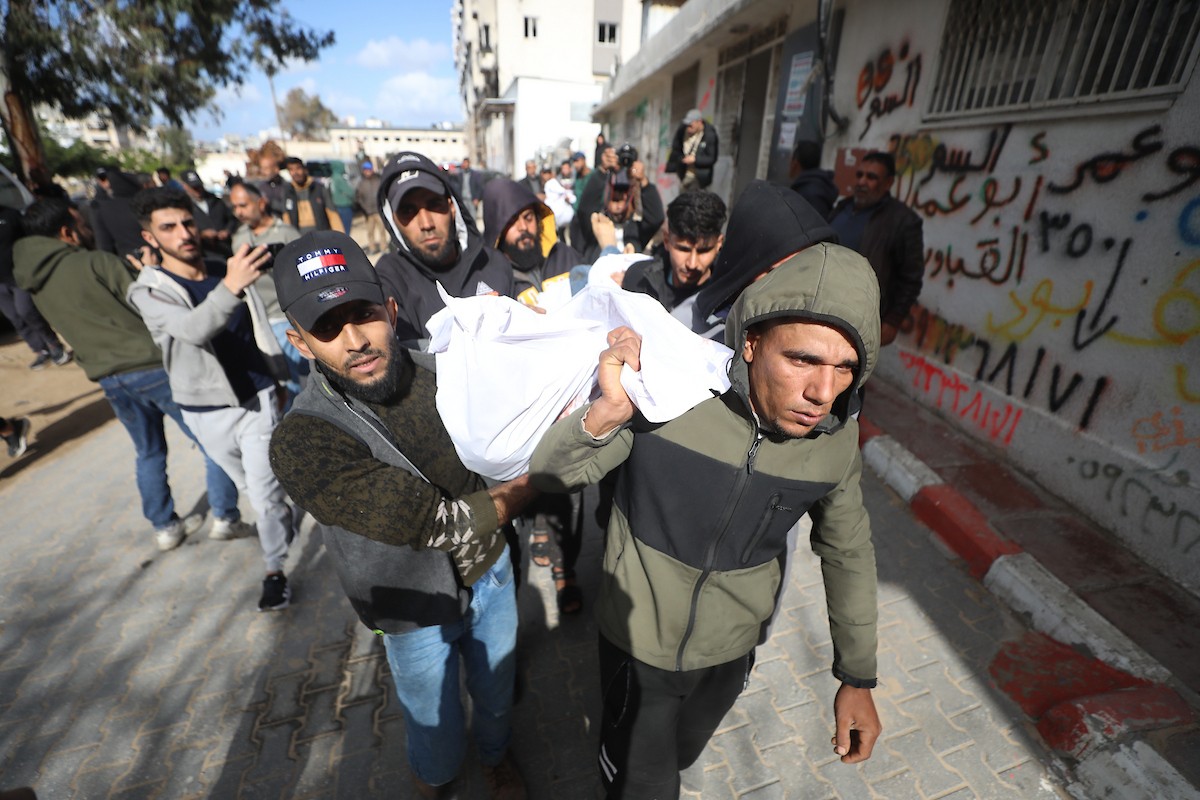 ودّع فلسطينيون جثماني مواطنين اثنين في مستشفى الشفاء بمدينة غزة. استشهد الرجلان في هجوم إسرائيلي استهدف مجموعة من المدنيين قرب حديقة المحطة في شارع يافا، شرق مدينة غزة، في 26 فبراير/شباط 2026. (صورة: عمر أشتوي)