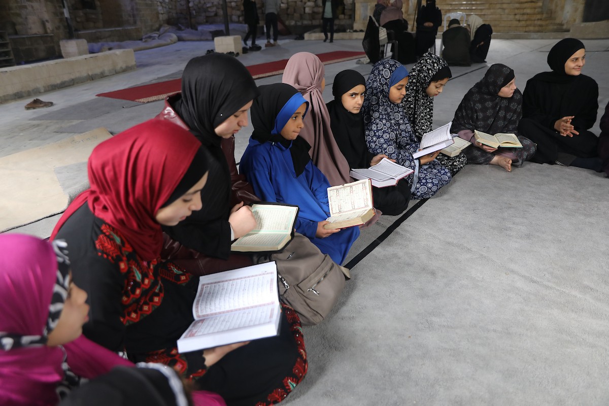 أطفال فلسطينيون يتلون ويحفظون القرآن الكريم داخل الجامع العمري الكبير في مدينة غزة خلال شهر رمضان. وقد تضرر الجامع العمري القديم بشدة جراء الهجمات الإسرائيلية خلال حرب غزة في 26 فبراير/شباط 2026. صورة: عمر أشتوي