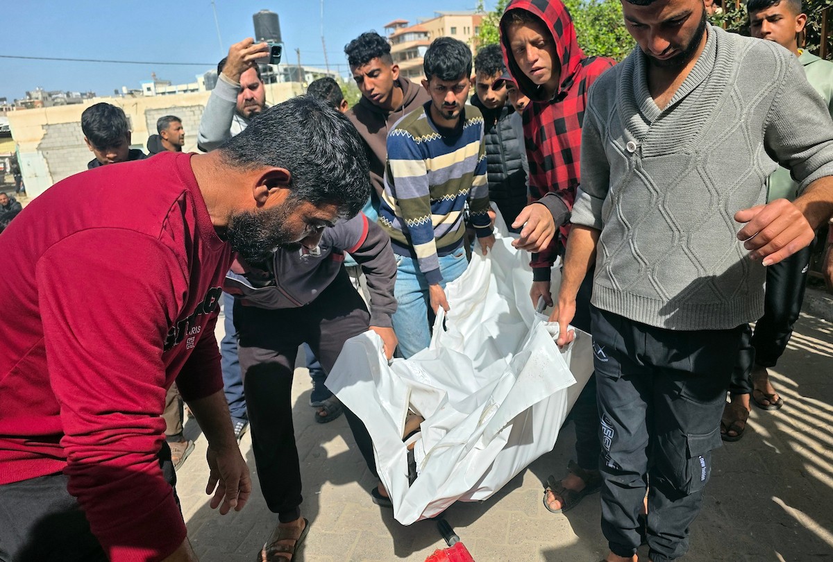 وداع الطفل مهند النجار (14 عاماً) الذي ارتقى بنيران الجيش الإسرائيلي  شرق خان يونس جنوب قطاع غزة، ١٨ فبراير/شباط ٢٠٢٦. تصوير: طارق محمد (APA Images)