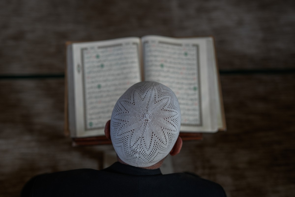 يُحيي الفلسطينيون أول أيام شهر رمضان المبارك في جامع السيد هاشم التاريخي بوسط مدينة غزة، ١٨ فبراير ٢٠٢٦. تصوير: عمر أشتوي